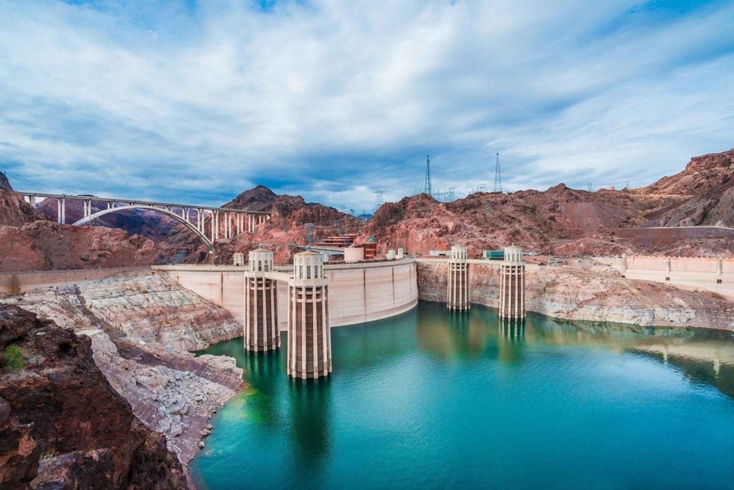 Tour en grupo reducido con experiencia VIP en la presa Hoover y las 7 montañas mágicas