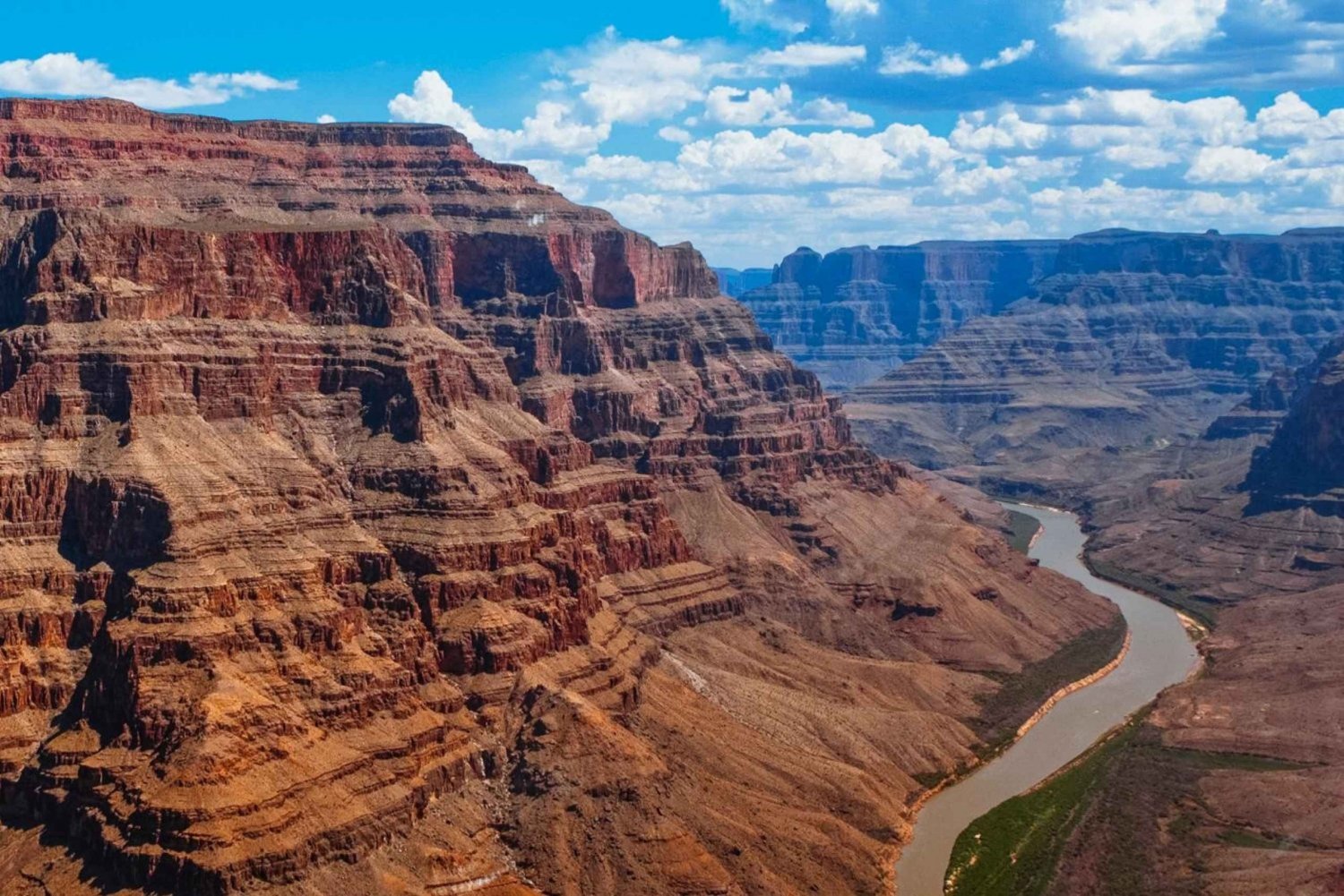 Las Vegasissa: Grand Canyon Helikopterikierros reunan ylä- ja alapuolella.