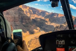 Las Vegasissa: Grand Canyon Helikopterikierros reunan ylä- ja alapuolella.