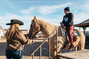 Au départ de Las Vegas : Randonnée à cheval au coucher du soleil dans le désert avec dîner barbecue