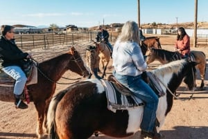 Da Las Vegas: Passeggiata a cavallo al tramonto nel deserto con cena BBQ