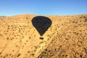 Ab Heißluftballonfahrt in der Mojavewüste bei Sonnenaufgang