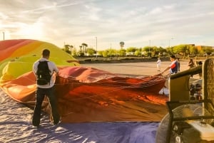 Vanuit Mojavewoestijn bij zonsopgang in een heteluchtballon