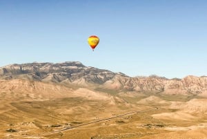 Vanuit Mojavewoestijn bij zonsopgang in een heteluchtballon