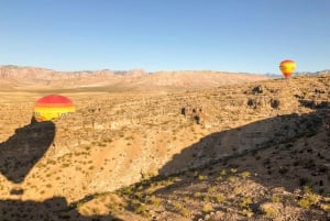 Ab Heißluftballonfahrt in der Mojavewüste bei Sonnenaufgang