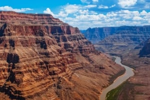 Las Vegasissa: Grand Canyon Helikopterikierros reunan ylä- ja alapuolella.