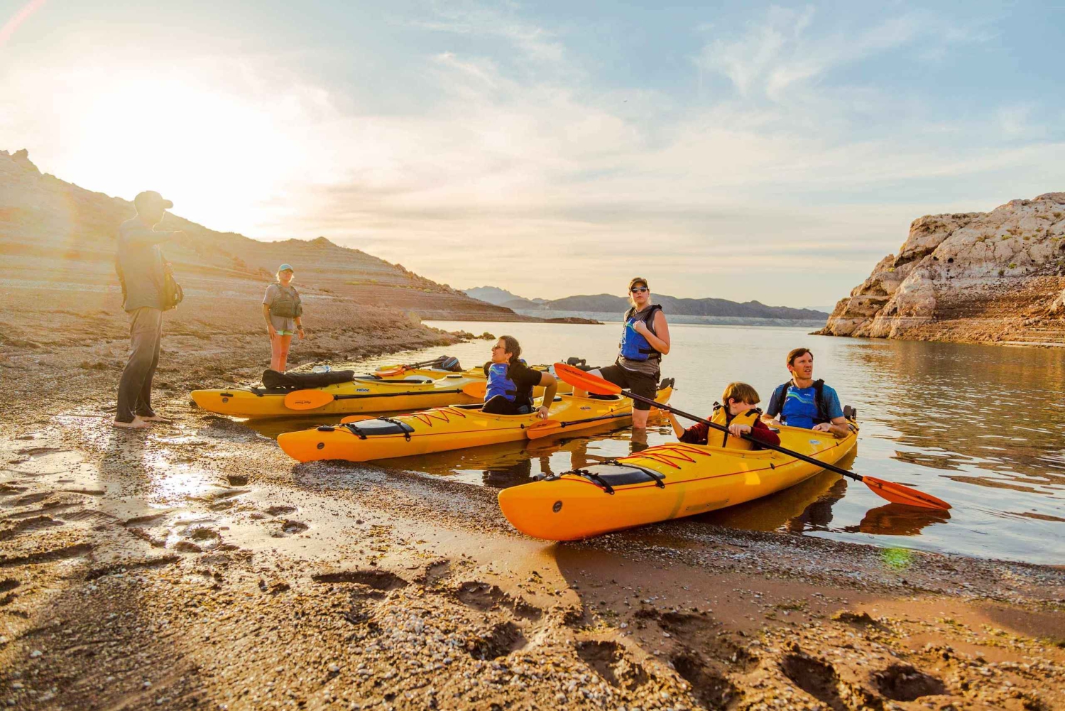Lake Mead: Sunset Kayaking Tour with Dinner and Campfire