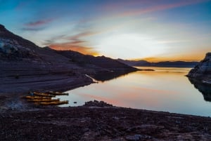 Lake Mead: Sunset Kayaking Tour with Dinner and Campfire