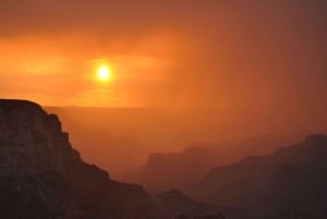 Las Vegas: Wycieczka w małej grupie o zachodzie słońca na południowej krawędzi Wielkiego Kanionu