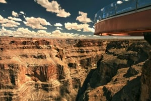 Las Vegas: Grand Canyon West Bustour mit geführtem Rundgang