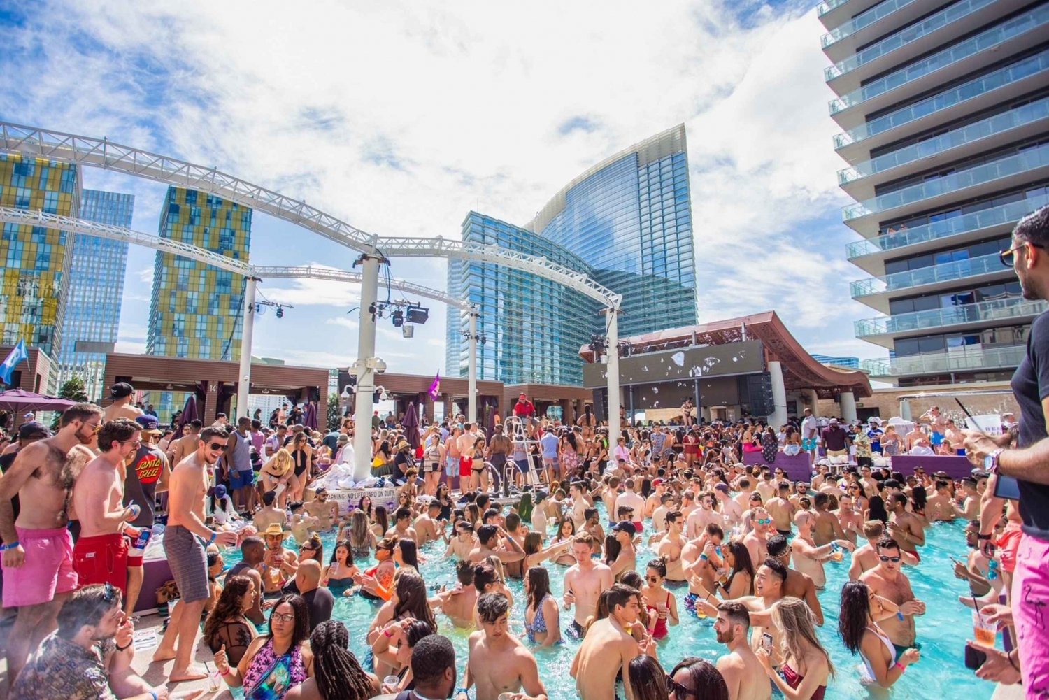 Las Vegas: dagclubtour met partybus met toegang tot drankjes en club