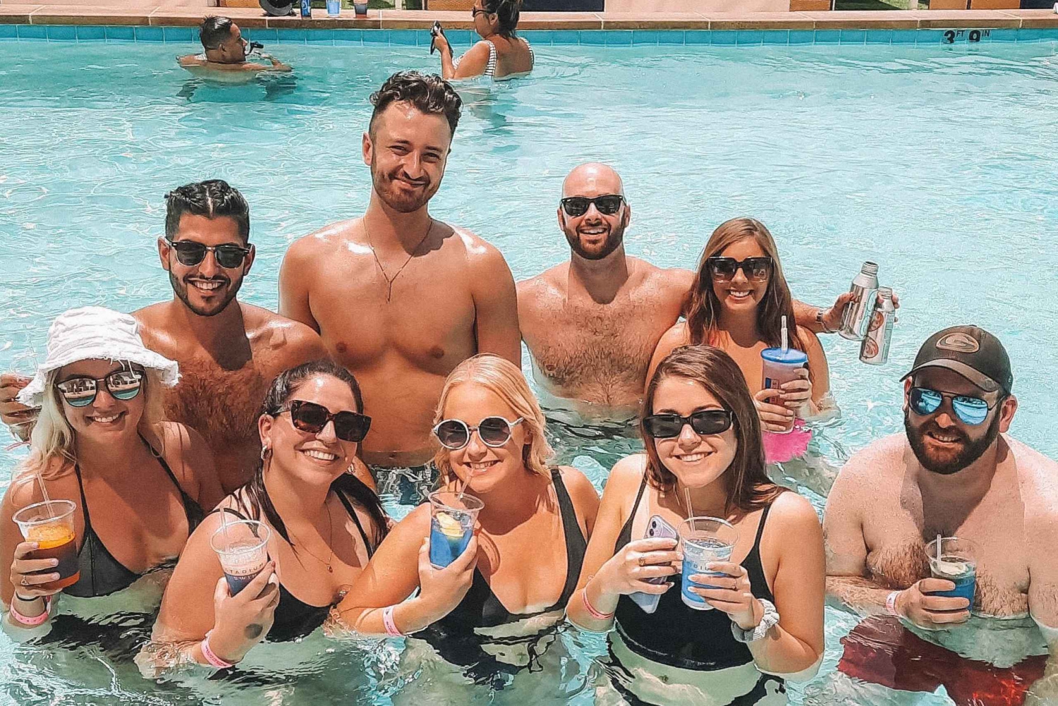 Las Vegas: zwembadcrawl met gratis drankjes in de feestbus