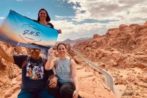 Las Vegas:Valley of Fire and Seven Magic Mountain day tour
