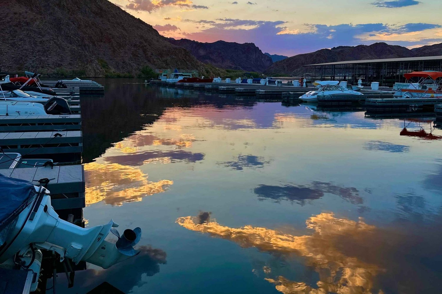 Kajakkpadling i smaragdgrotten i solnedgang med bål og mat