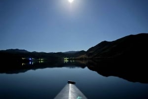 Kajakkpadling i smaragdgrotten i solnedgang med bål og mat