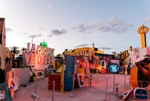 Vegas : Visite nocturne du Neon Museum en bus à toit ouvert