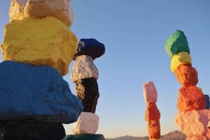 Visit Red Rock Canyon and Seven Magic Mountains with a French guide