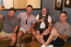 Underlig, sprø Fremont Bar-opplevelse med cocktailer og bilder