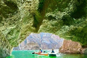 Willow Beach: 5 zatoczek i 2 jaskinie Wycieczka kajakowa do Emerald Cave