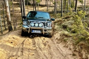 Experiência off-road 4x4 na floresta da Letônia