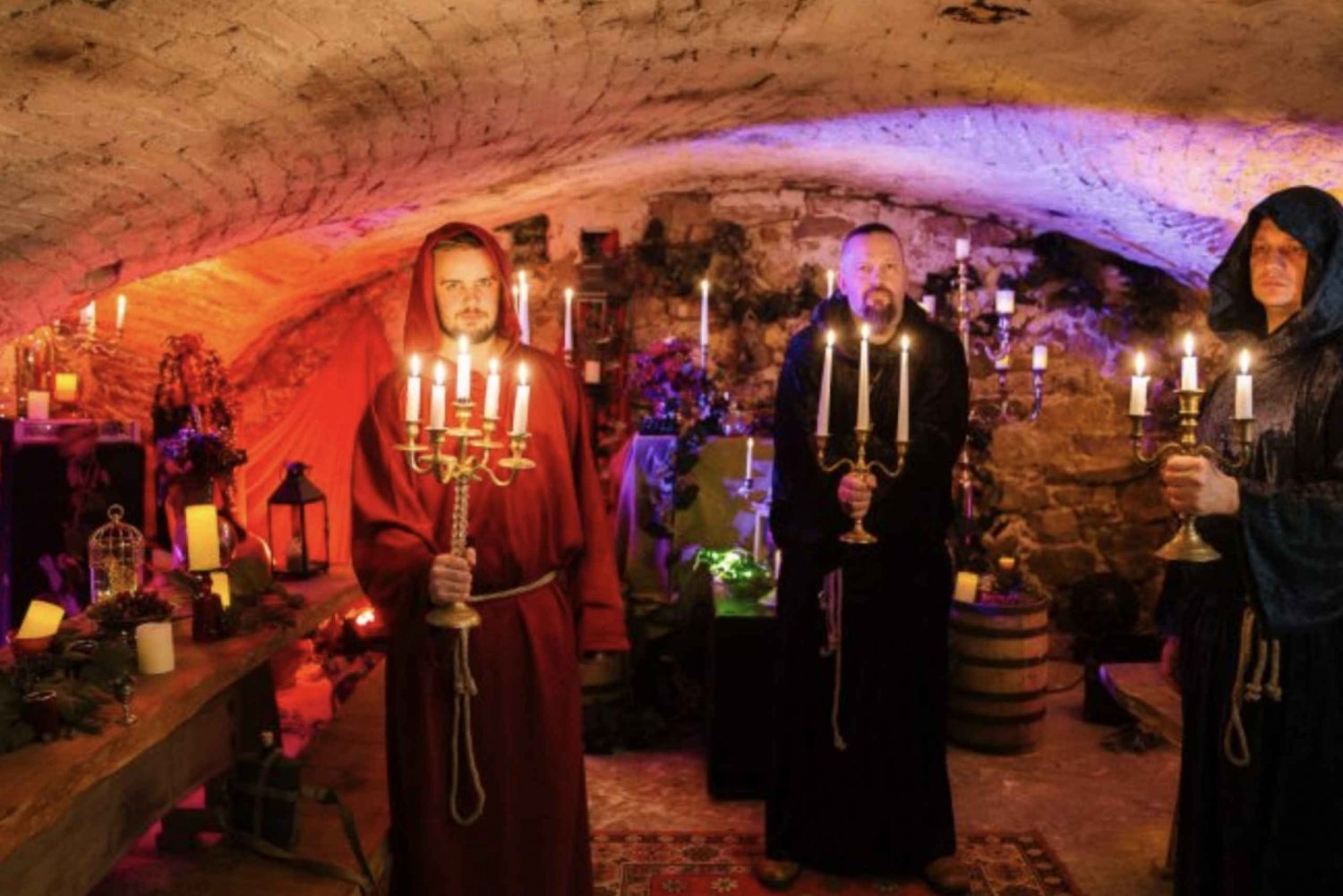 Cata de vinos letones y espectáculo de monjes