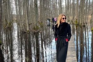 A joia oculta da Letônia: Caminhada e transporte na trilha natural do lago
