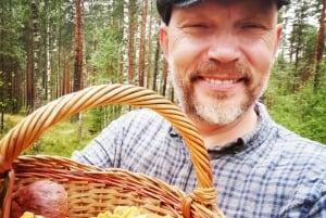 Raccolta di funghi nei boschi vicino a Riga