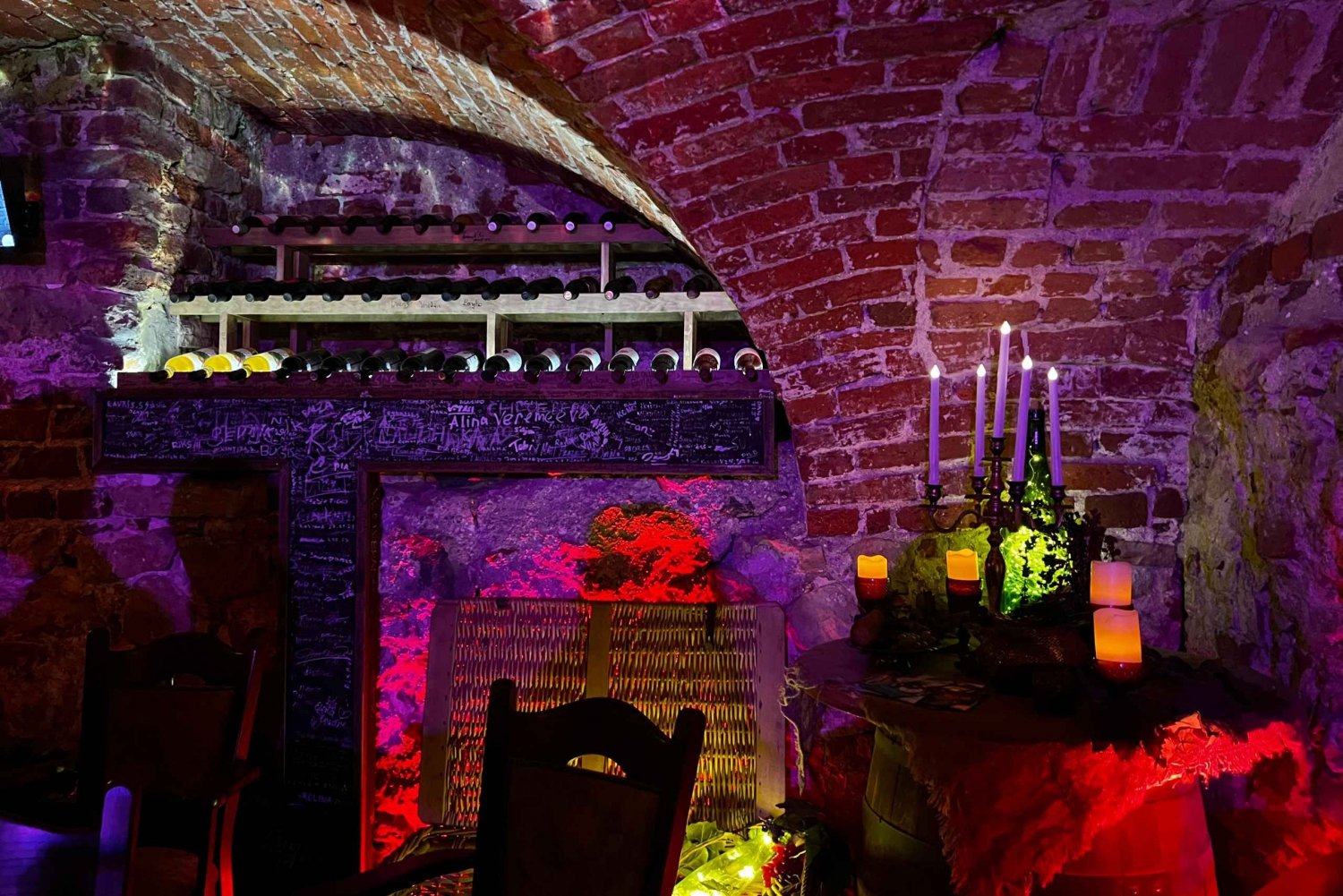 Visita della città vecchia e degustazione di vini lettoni con spettacolo