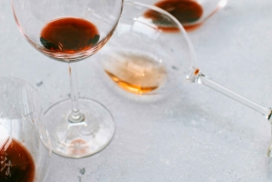 Tour a pie por el casco antiguo con cata de vino y queso de Letonia