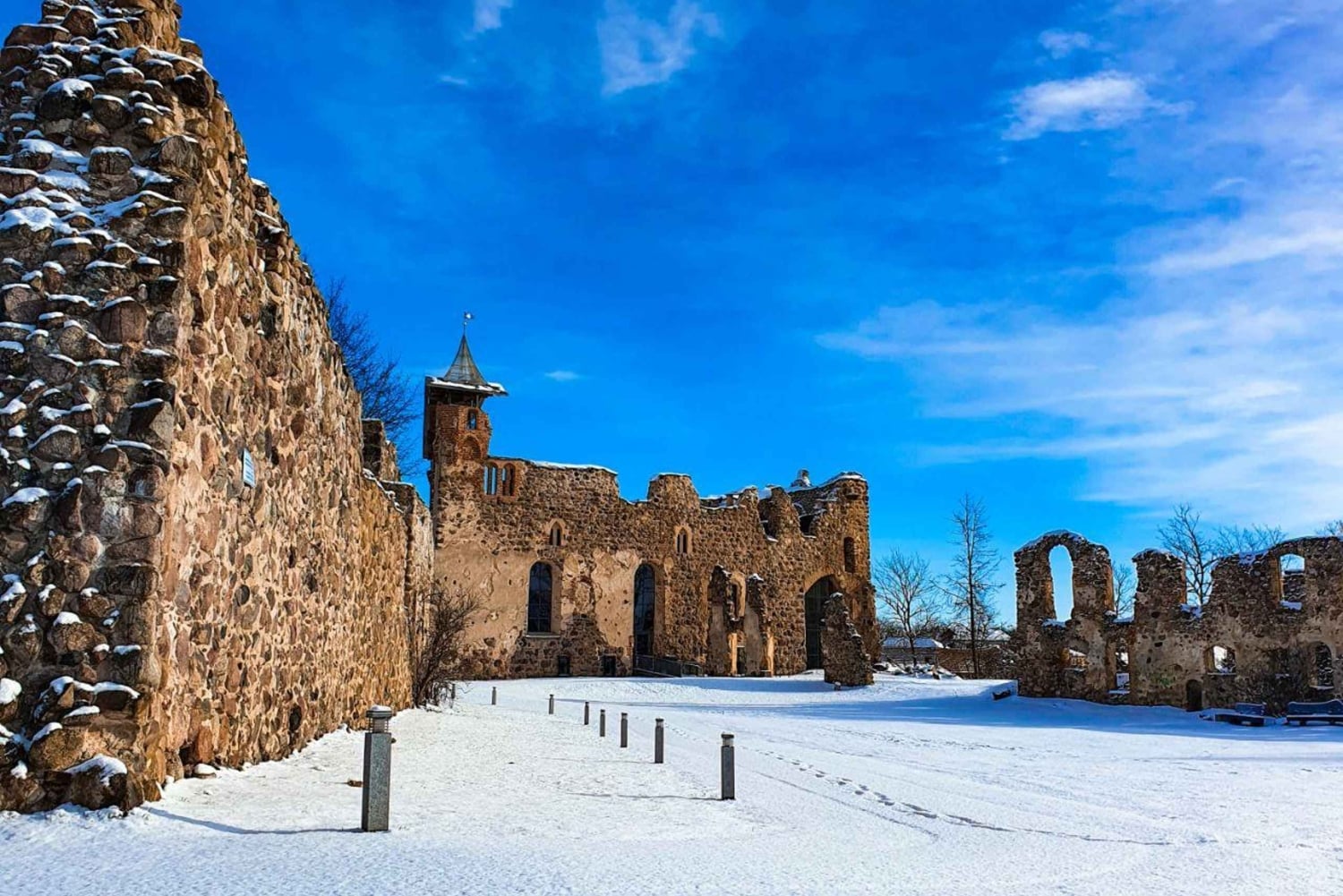 Pokaini kiviröykkiöt, Dobelen linna, lapsiparkki