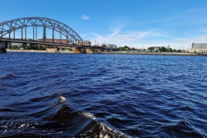 Private Bootstour. Entdecke mit uns das magische Riga vom Wasser aus