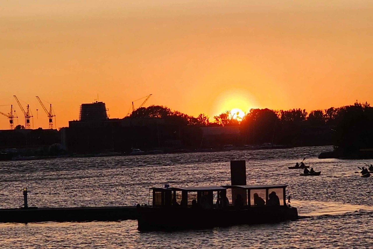 Riga: passeio particular de barco à noite/pôr do sol