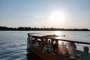 Riga: tour en barco privado por la tarde/atardecer