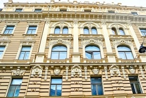 Riga: Art Nouveau Walking Tour with Welcome Drink