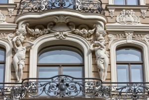 Riga: Art Nouveau Walking Tour with Welcome Drink