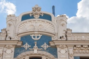 Riga: Art Nouveau Walking Tour with Welcome Drink