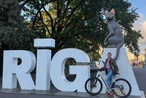 Riga: Udlejning af elcykler med hjelm og lås