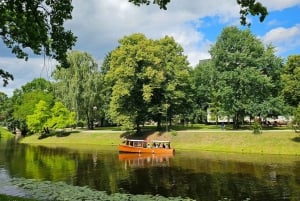 Riga: tour en barco nocturno con copa de bienvenida