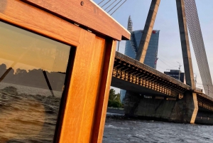 Riga: tour en barco nocturno con copa de bienvenida