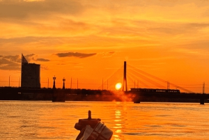 Riga: tour in barca serale o al tramonto con drink di benvenuto