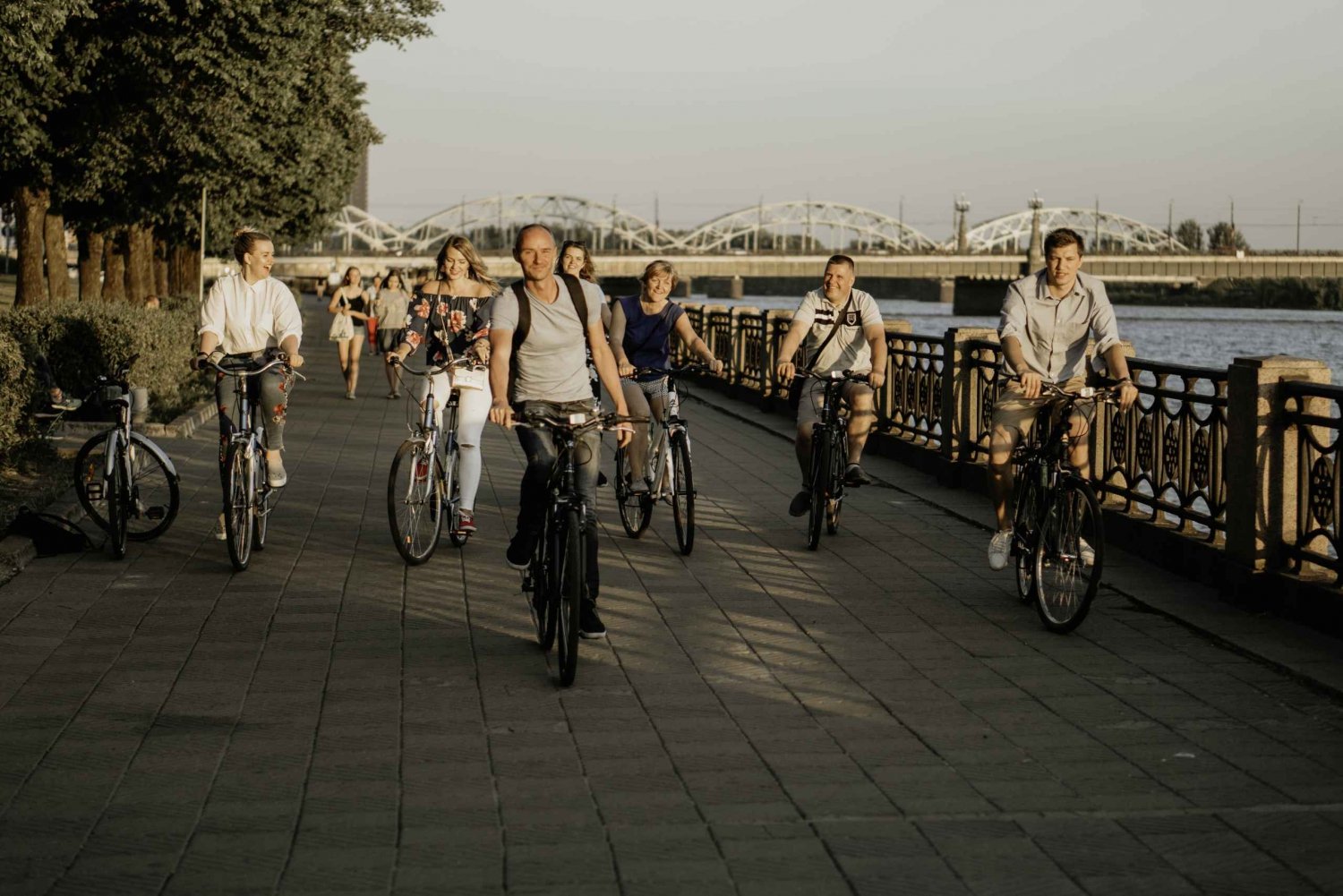 Riga: Tour in bicicletta degli spazi verdi con Mezaparks e la città vecchia
