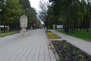 Riga: Green Spaces Bike Tour with Mezaparks and Old Town