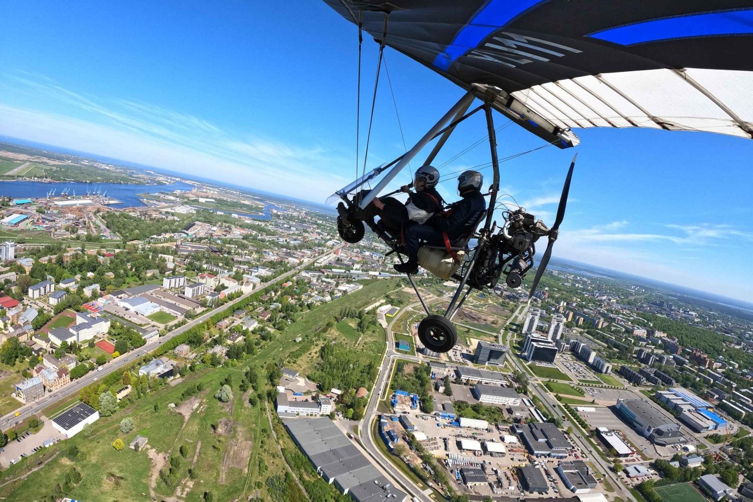 Riga: volo in deltaplano sulla città