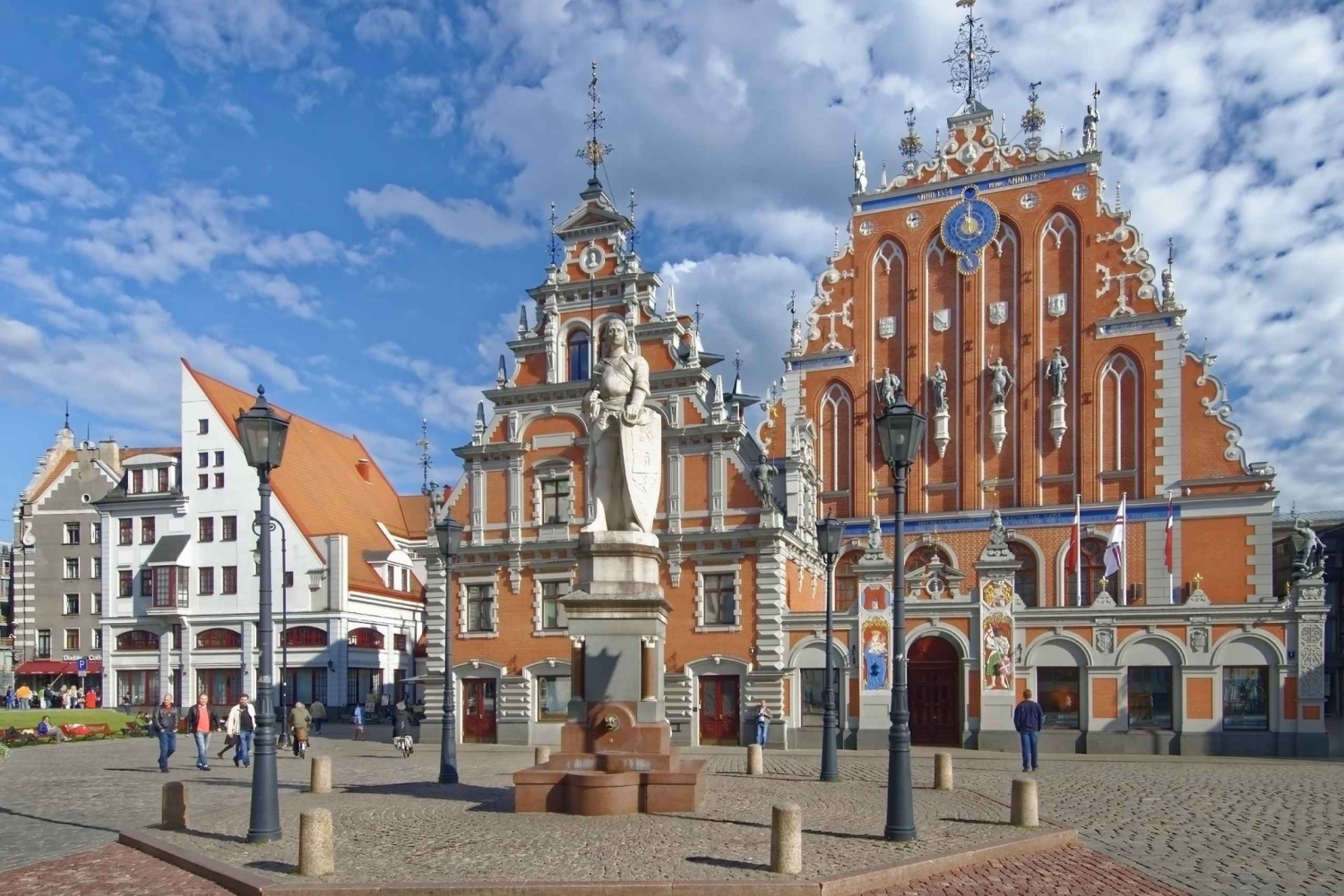 Riga: Old Town and Central Market Walking Tour