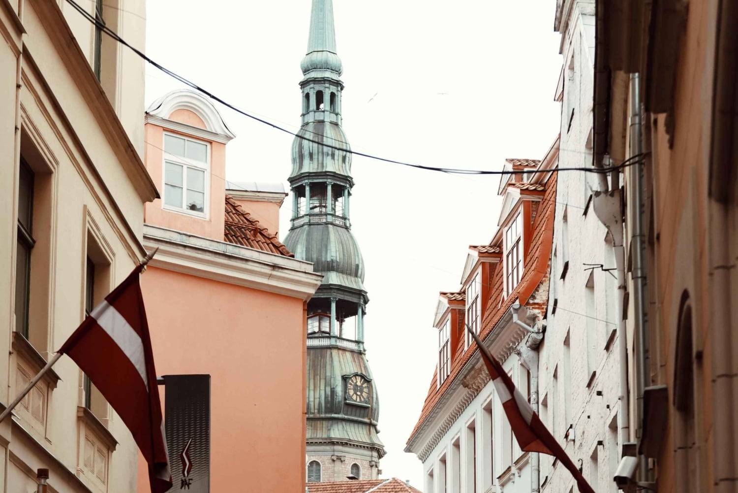 Riika: Vanhankaupungin kierros ja latvialaisen viinin ja juuston maistelu