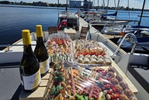 Riga: passeio particular de barco com cerveja letã e lanches