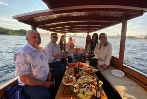 Riga: tour privato in barca con balsamo nero di Riga e snack