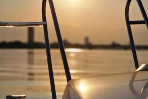 Riga: tour privato in barca con balsamo nero di Riga e snack
