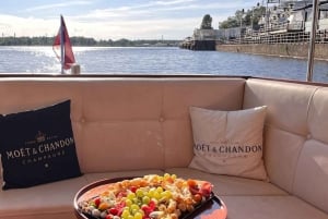 Riga: Privat båttur med snacks og drikke