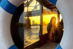 Riga: passeio de barco particular à noite ou ao pôr do sol